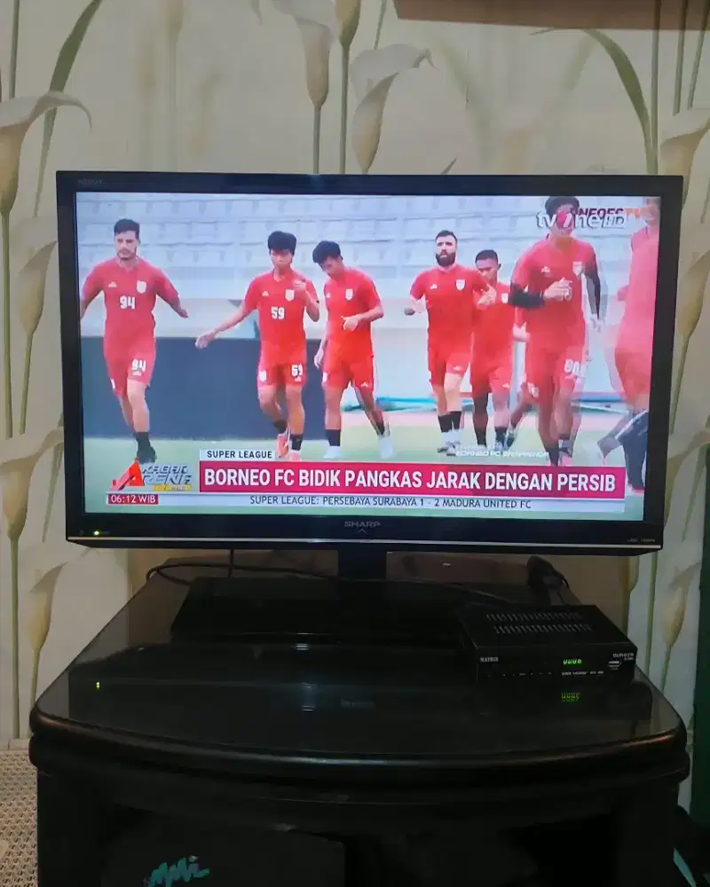 Sharp 32 inch plus Set top box