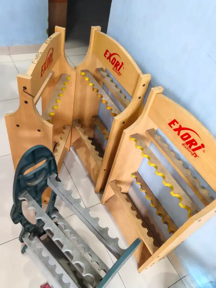 pajangan joran pancing kayu dan plastik