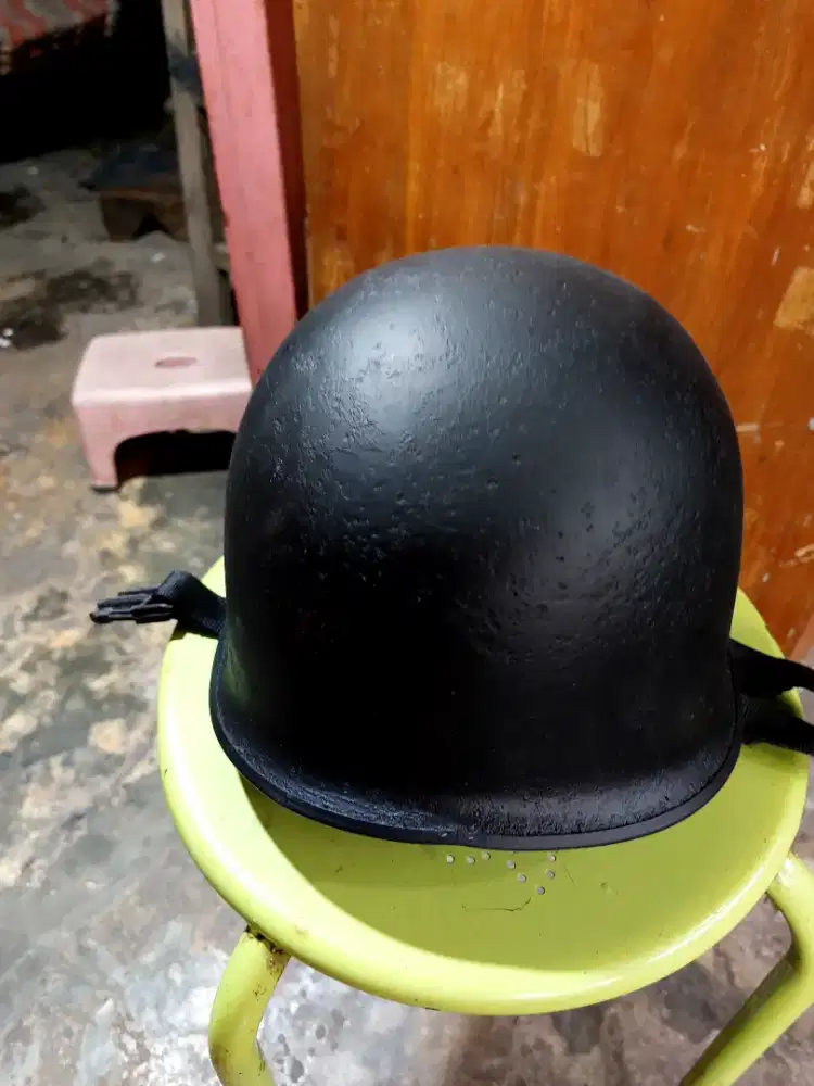Helm perang bahan baja 1945