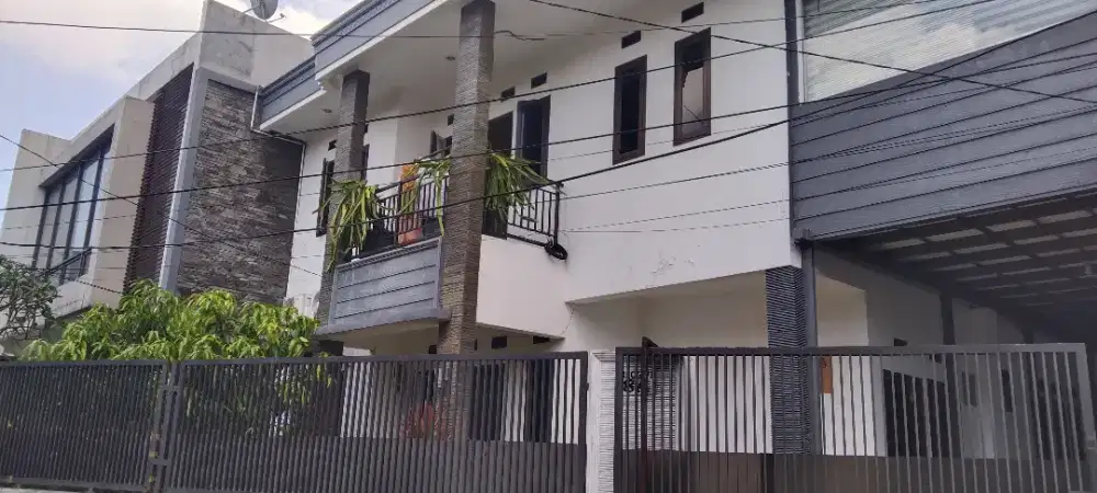 Disewakan rumah 2Lt semi furnished