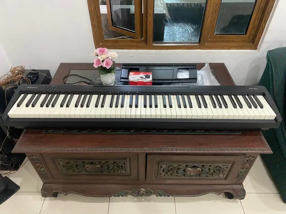 ROLAND FP10 LIKE NEW