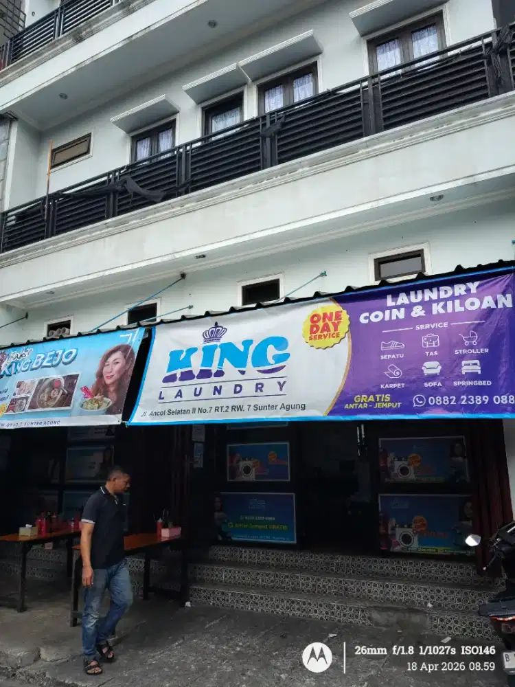 Tukang setrika uap laundry