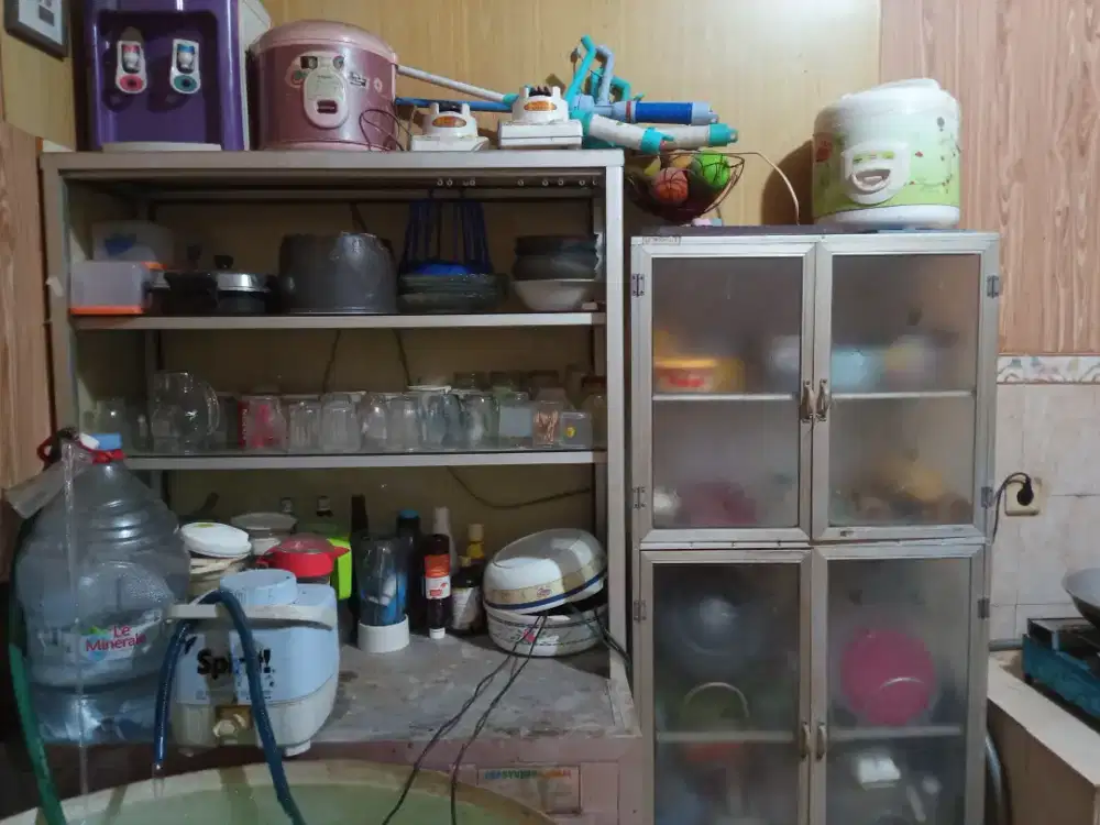 Dijual etalase makanan dan rak piring bonus isinya