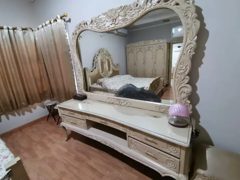 Meja Rias Besar jati dengan kaca