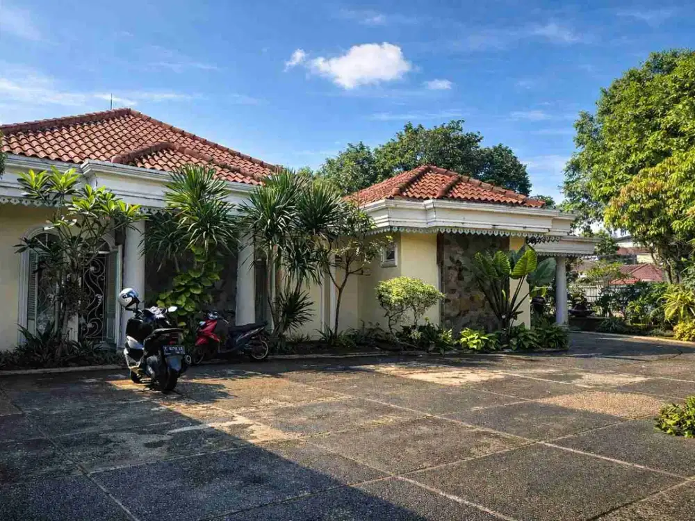 Rumah Hoek Mewah Furnish Kolam Renang Dekat Air Mancur Kebun Raya Cocok Kantor Usaha