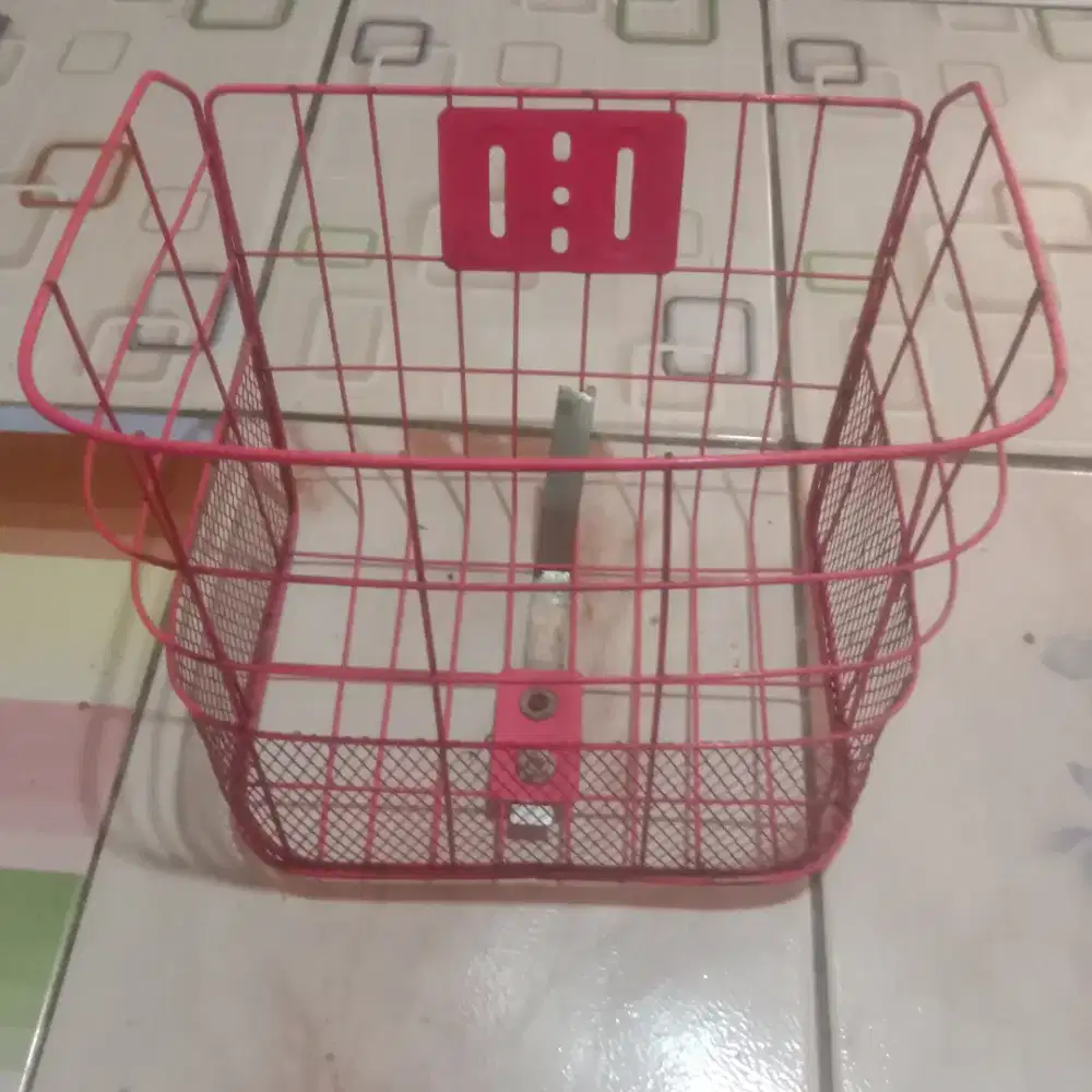 Jual Keranjang sepeda Besi warna pink cocok untuk sepeda lipat mini