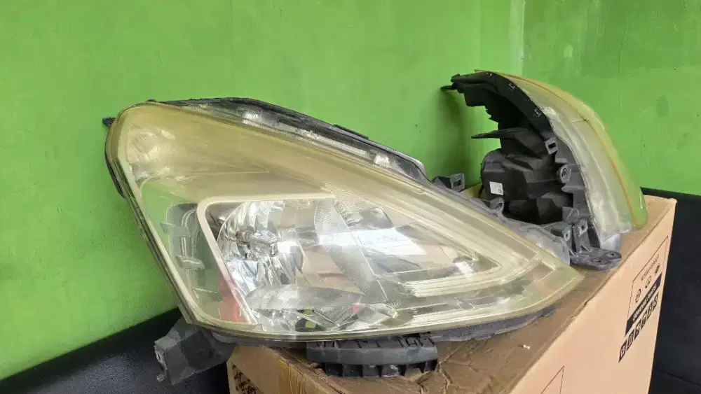 Headlamp Nissan Grand Livina 2015