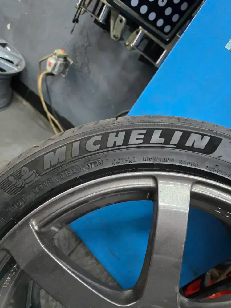 4 Buah Ban Michelin Primacy 4 tahun 2023 kondisi tebal 85%