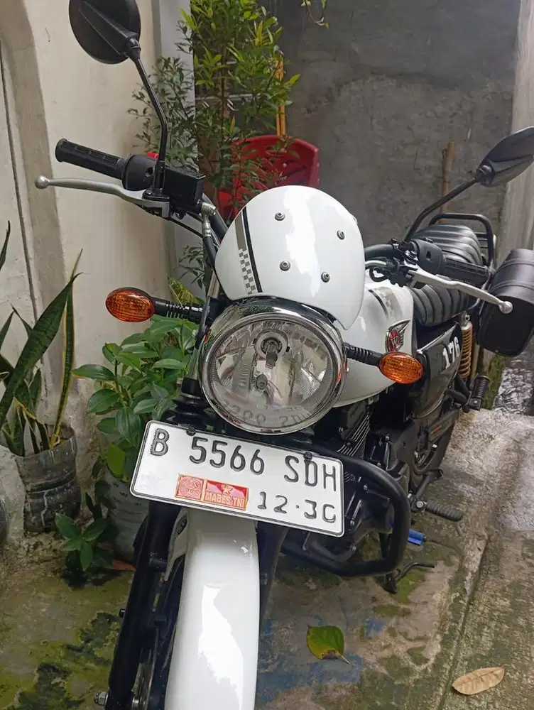 Kawasaki W175 tour