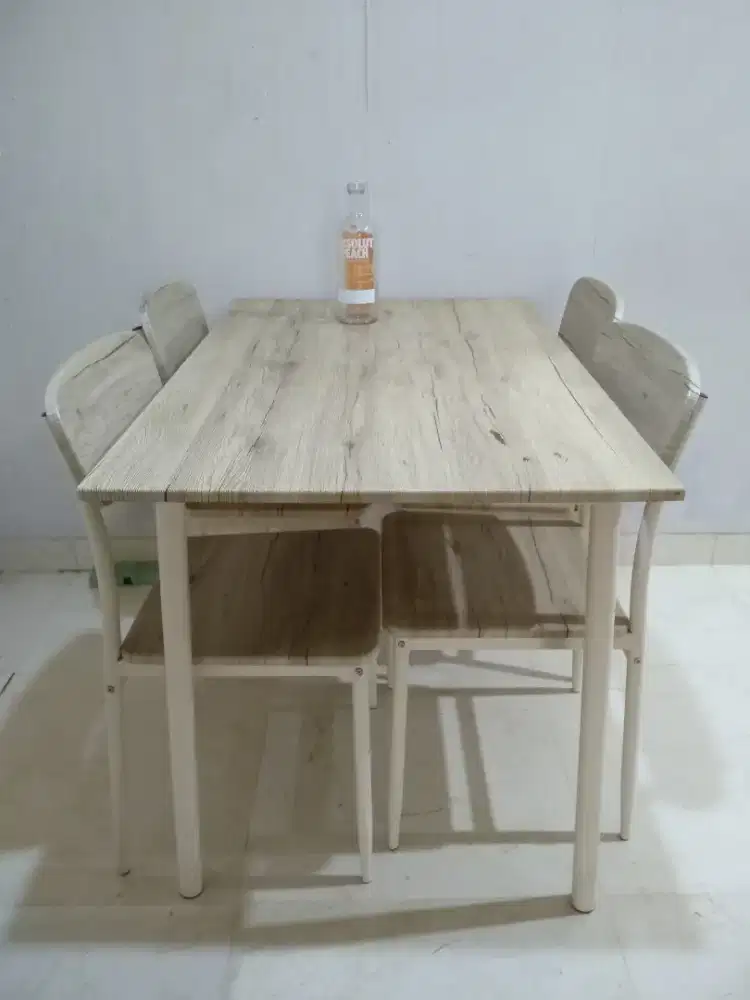 Meja makan kayu