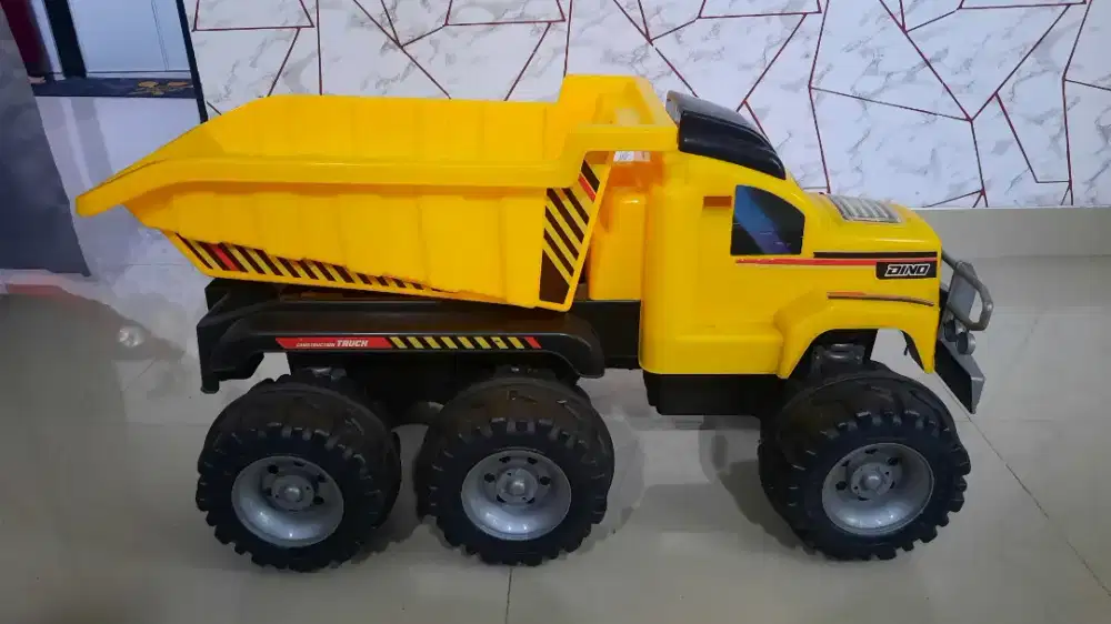 Mainan mobil jumbo truk dino 650