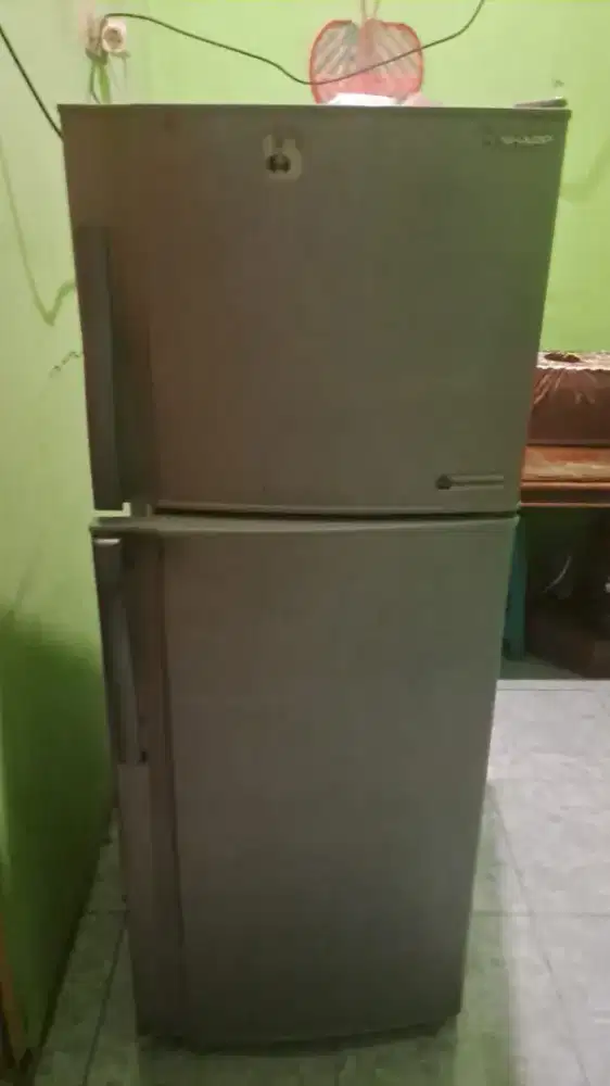 Menerima barang rusak kulkas freser swocase