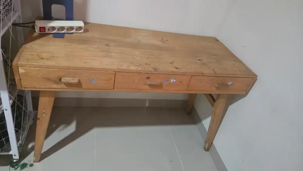 Meja kerja meja belajar laci 3 jati landa kondisi layak pakai