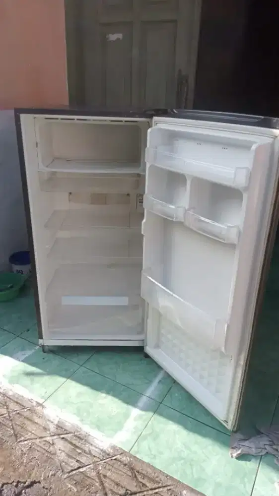 Menerima barang rusak kulkas freser