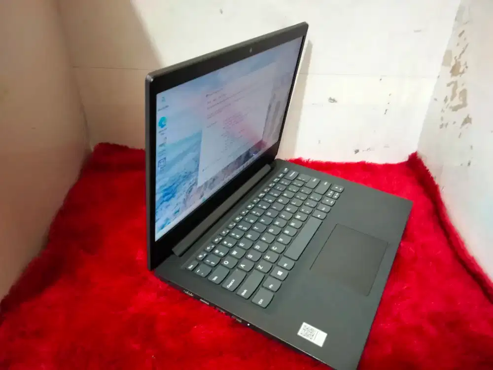 Lenovo V14/AMD 3020e/ram4gb/ssd SSD 256gbkencang/14in siap pake