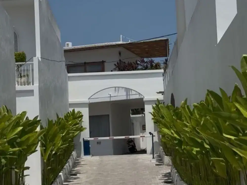 Villa Modern Strategis 3 Lantai Dijual, di Umalas, Kerobokan Area