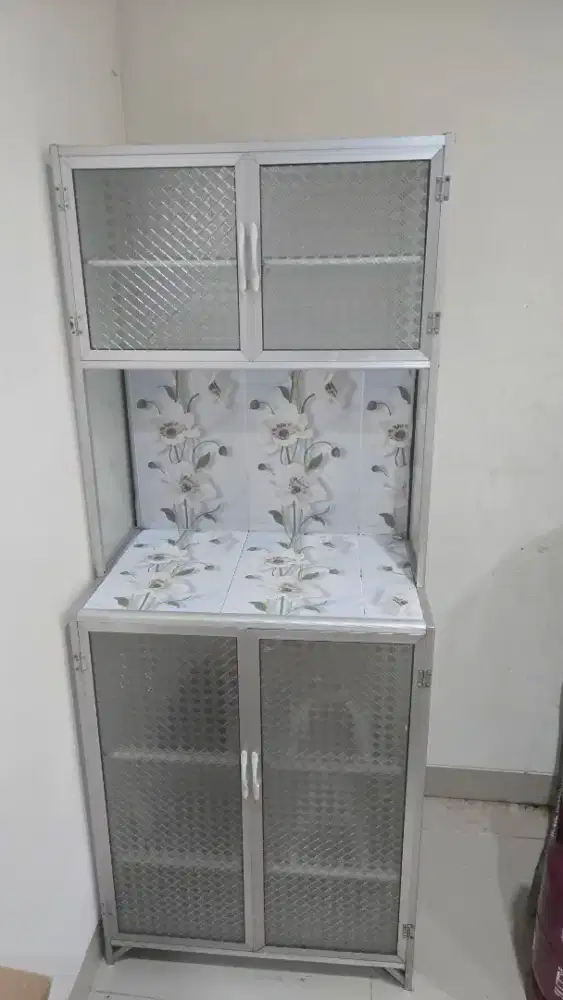 Lemari piring kaca alas keramik