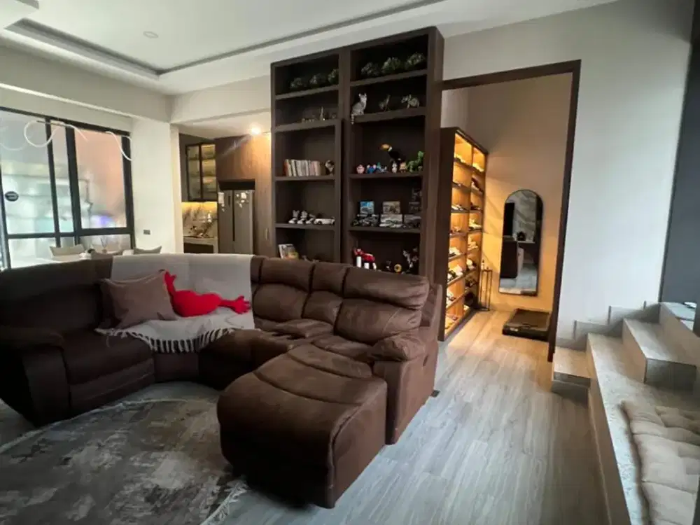 Dijual Rumah 3 Lantai Furnished Siap Huni 5 kamar di Cluster Aether Grenwitch BSD