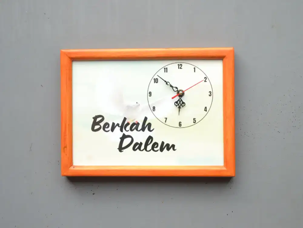 Jam dinding pigura. Jam dinding.