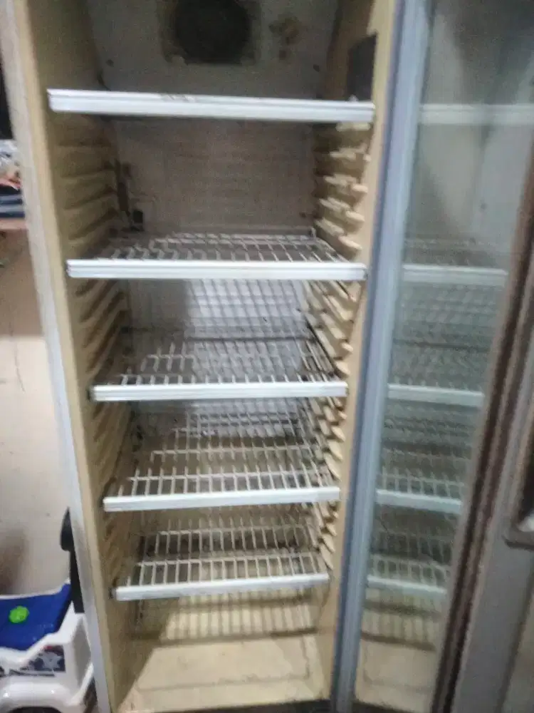 Di jual showcase bekas, merk RSA