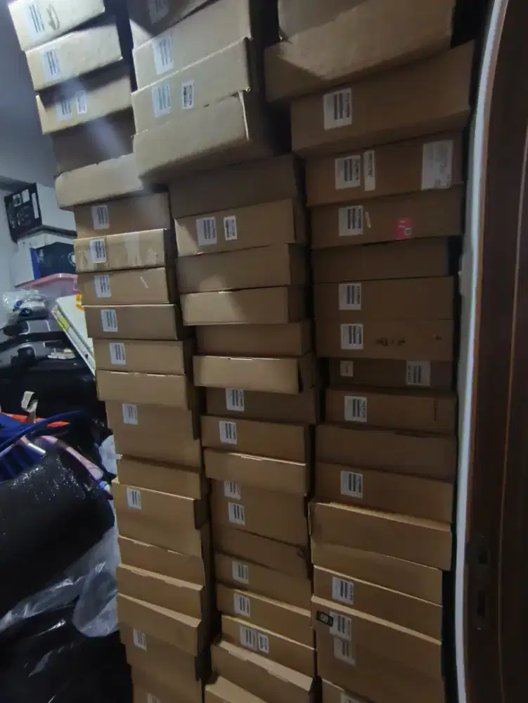 Box kosong coklat bekas macbook