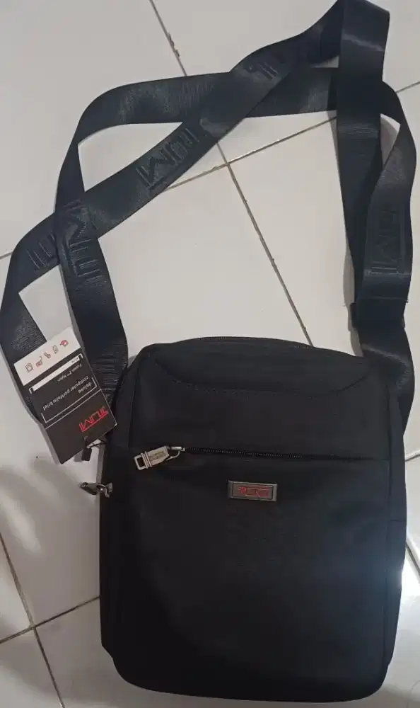 Tas selempang hitam