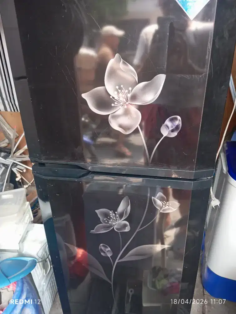 kulkas 2 pintu merek sanek bagus baru setaun normal murah