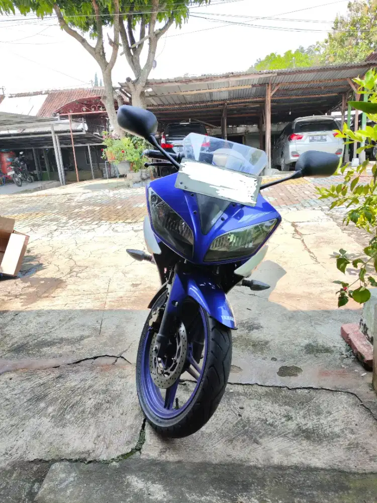 di jual yamaha R15 V2 warna biru silver tahun 2016