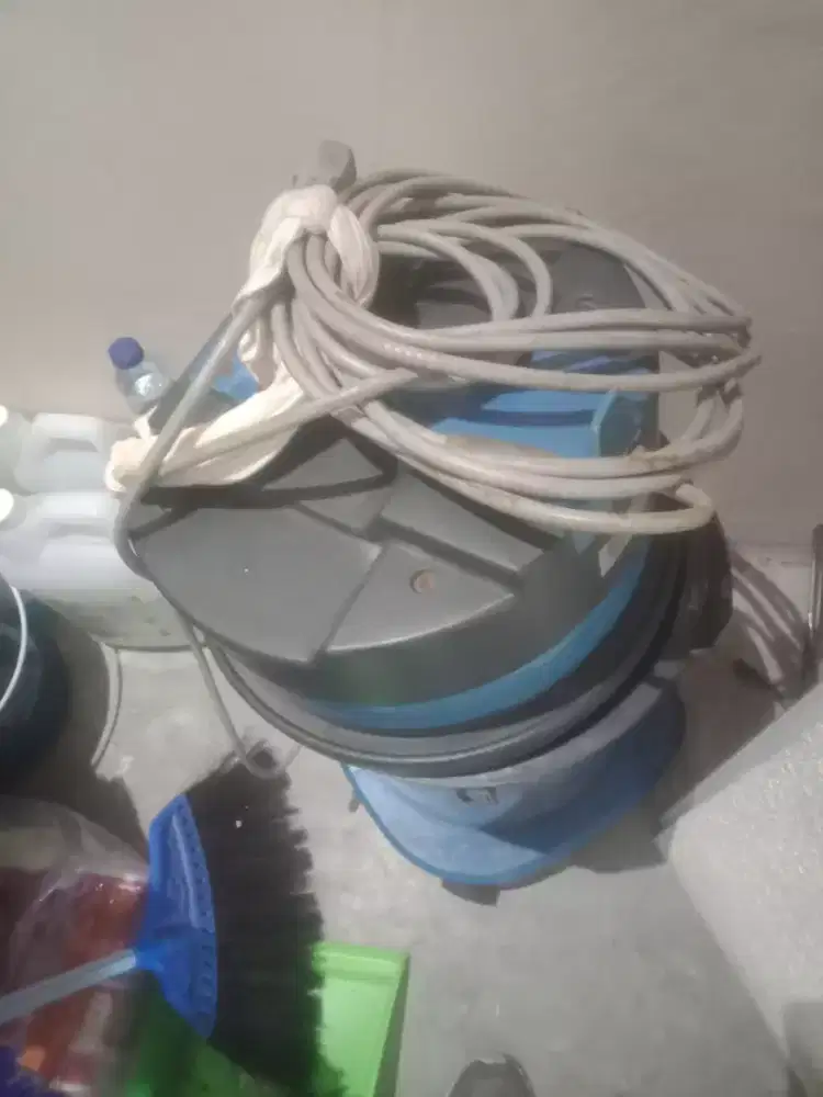 Di jual dry vacum cleaner 30l satu set sama stik nya kondisi normal.