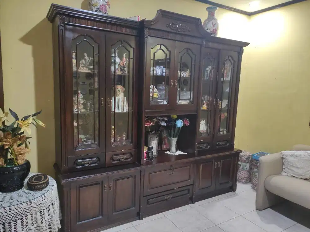 Lemari Pajangan Hias