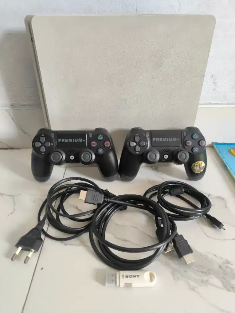 Play station 4 (1 Tera byte)