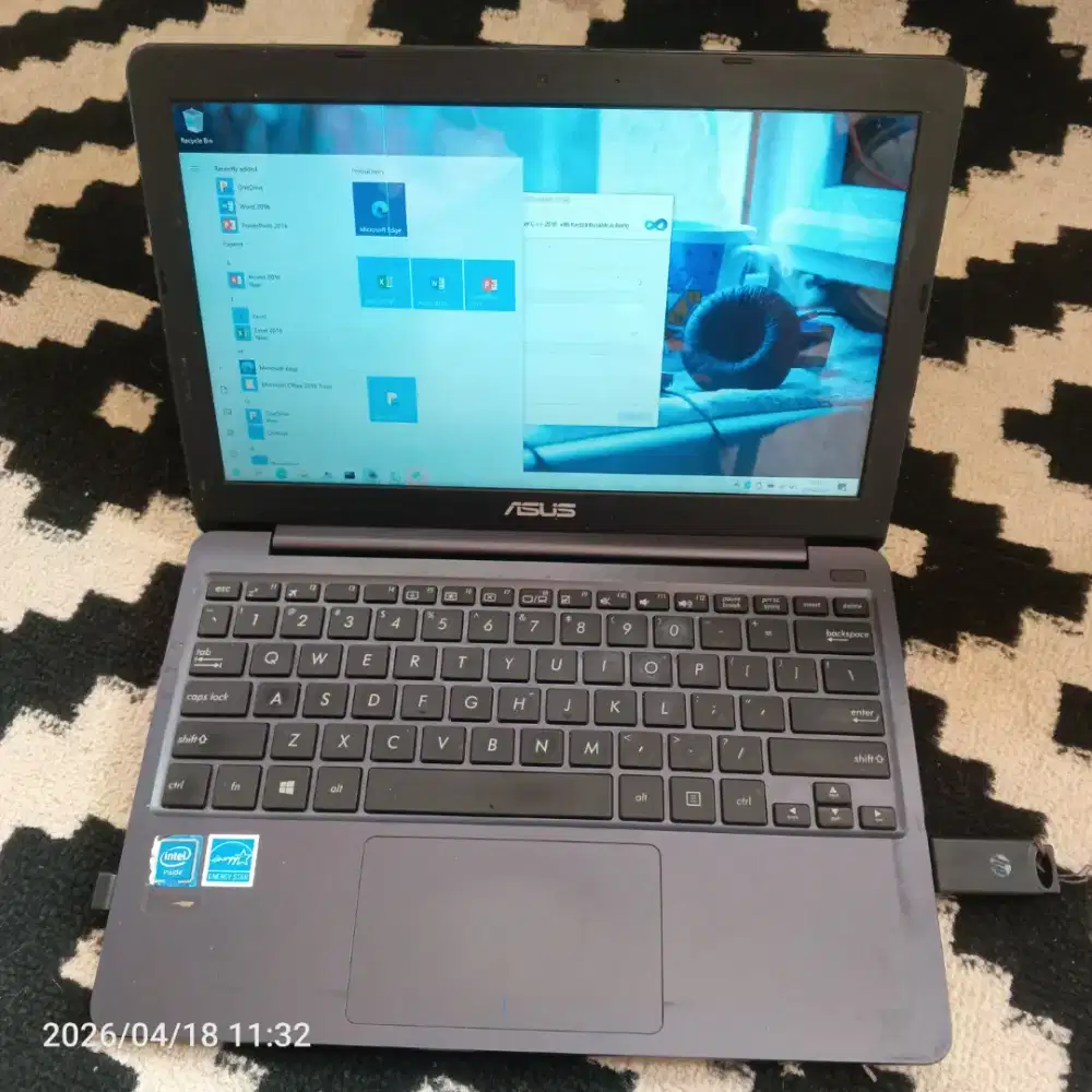 Asus E203 normal