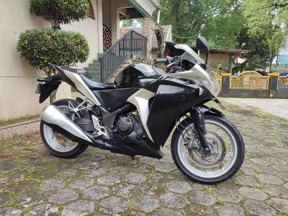 HONDA CBR 250 CBU ABS TAHUN 2011