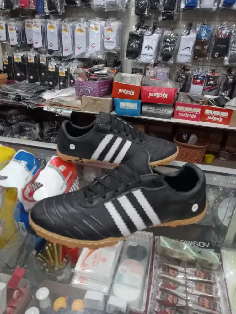 Sepatu futsal kulit bergerigi
