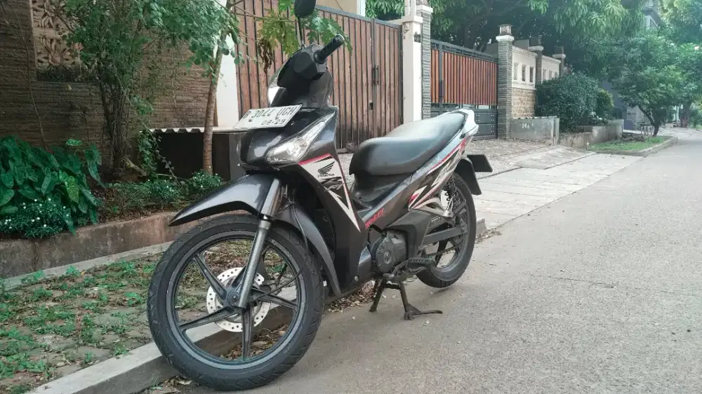 Honda Supra X 125 Helm in Hitam