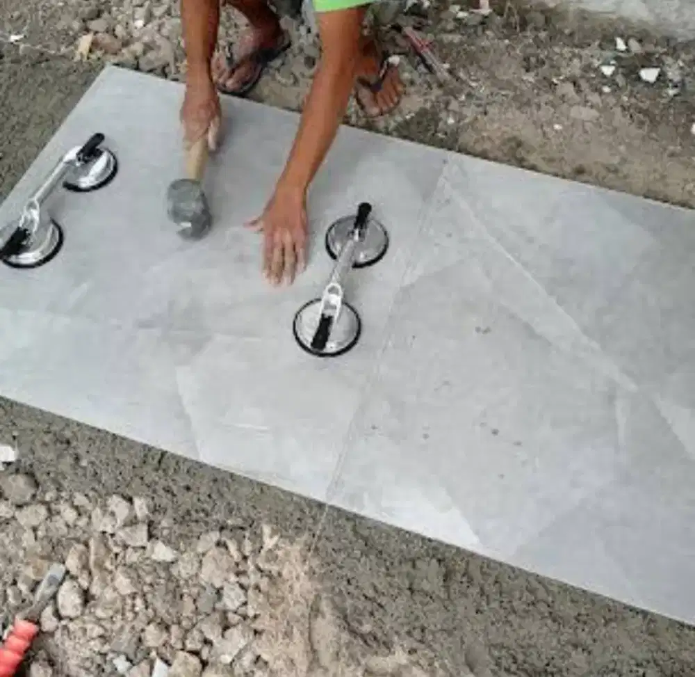 di cari tukang pasang granit lantai dan karamik granit dinding toilet