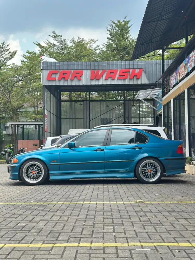 BMW 318i 2001 Bensin