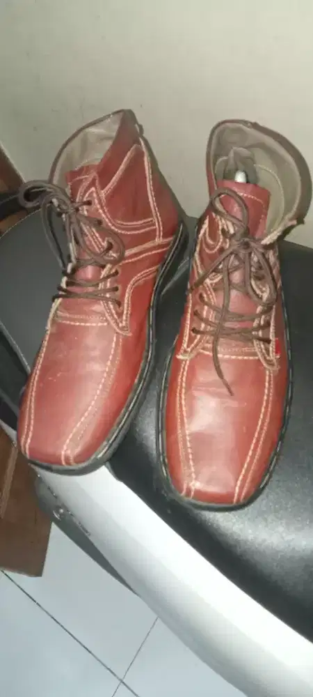 Sepatu kulit Kicker France