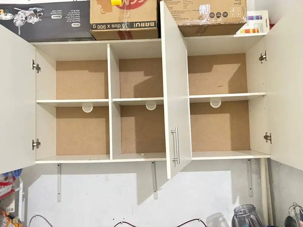 Lemari Gantung Putih