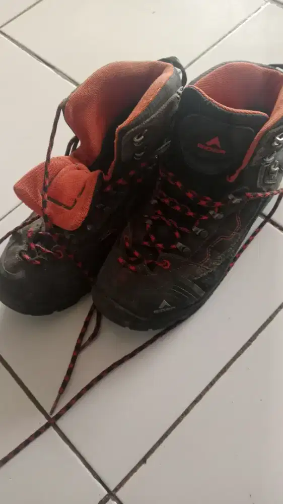 Sepatu gunung eiger masih bagus sudah di sol