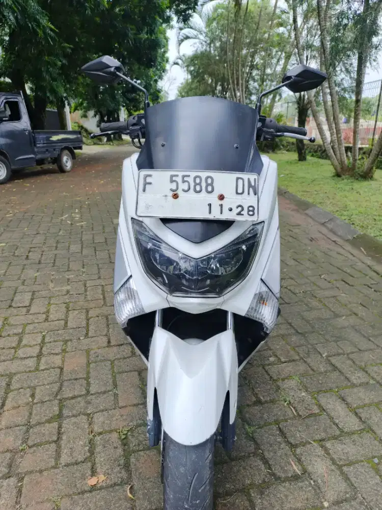 Yamaha Nmax ' 2018 putih.