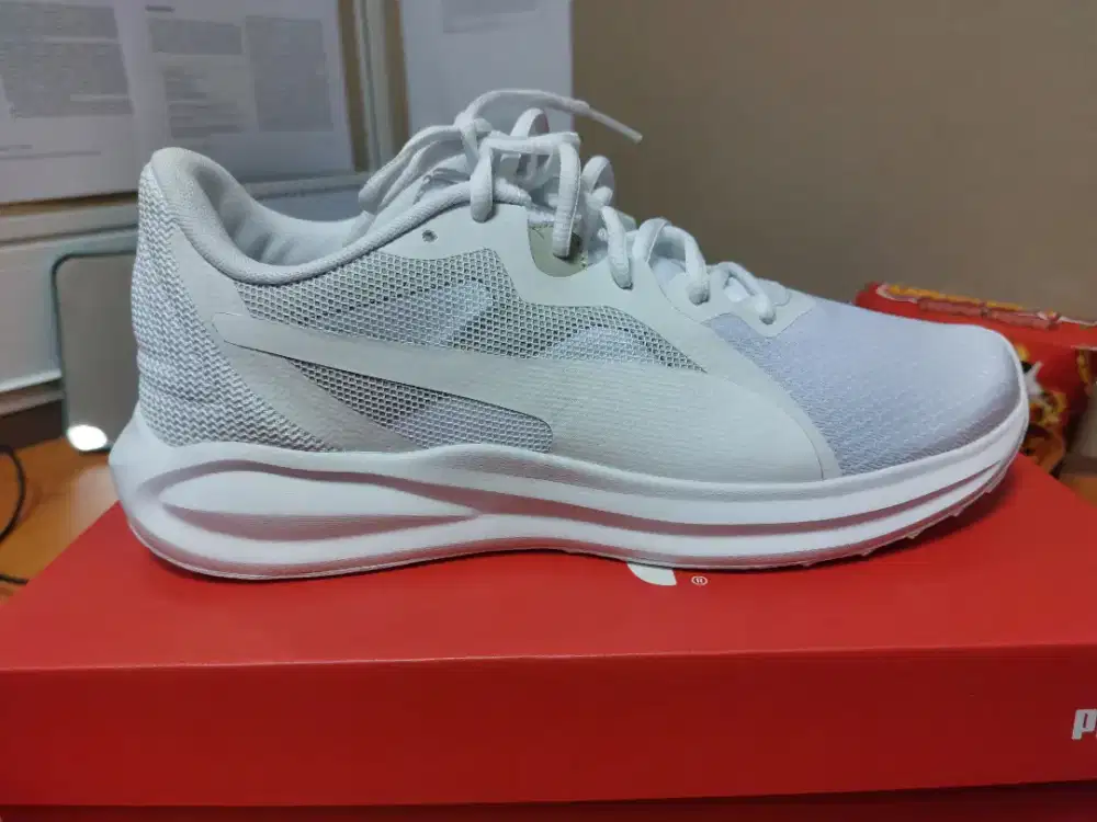 Sepatu Lari Puma Twitch Runner White Size 41 (26.5 cm)