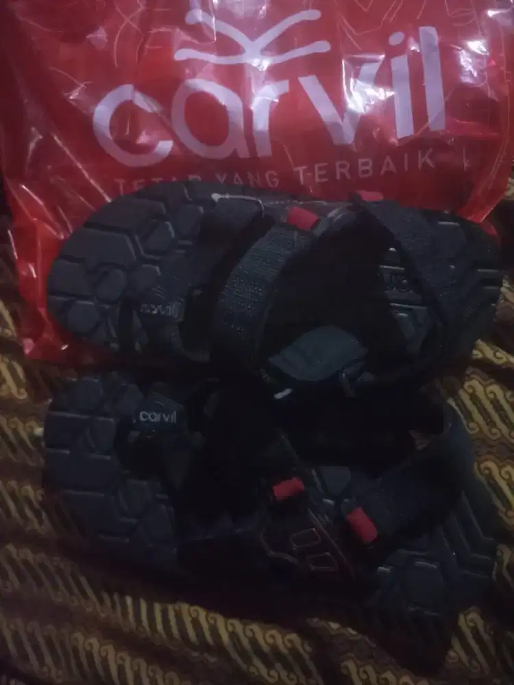Sandal carvil  warna merah