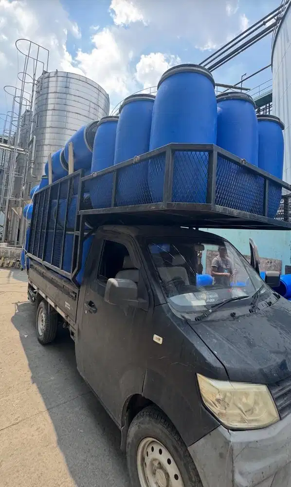 Supir mobil bawa limbah drum bekas