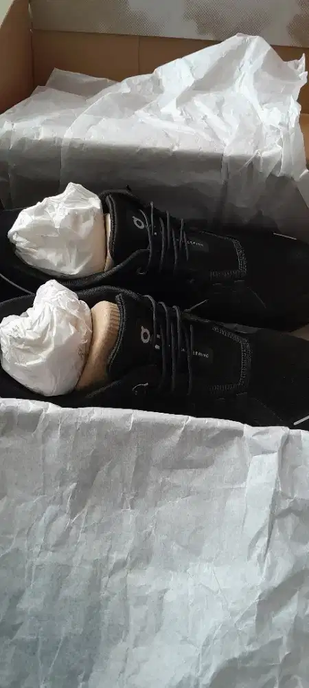 Jual sepatu  merk on cloud 5 black