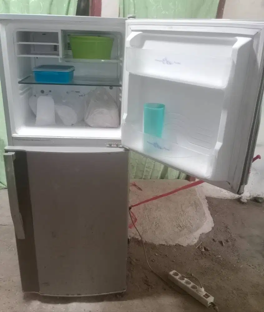 Kulkas 2 pintu SHARP.Mesin original pabrik.