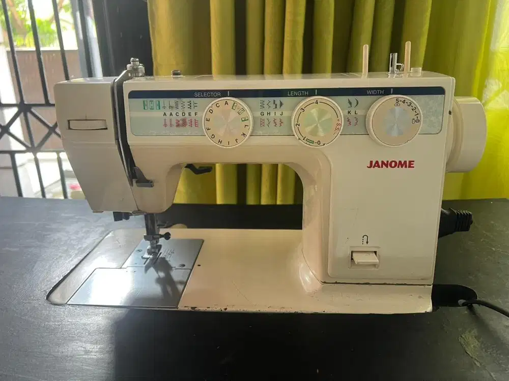 Dijual Mesin Jahit Janome + meja