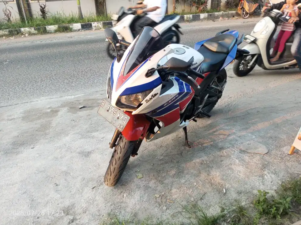 Jual motor CBR 150 r Tri Colour