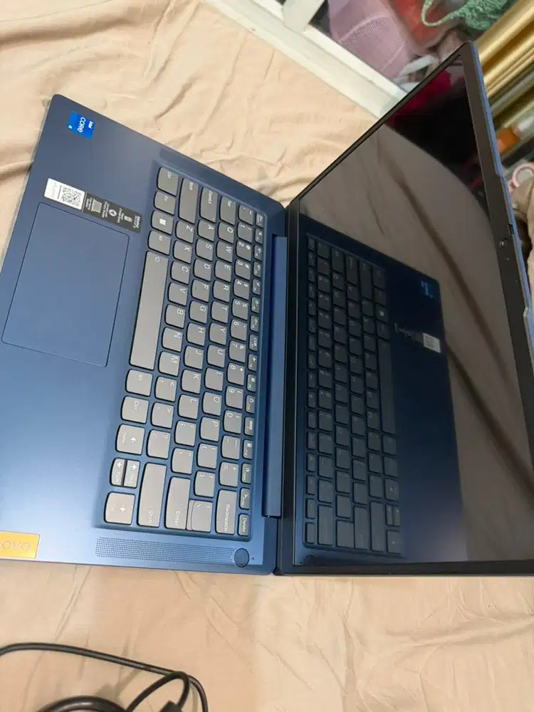 laltop lenovo warna biru dark