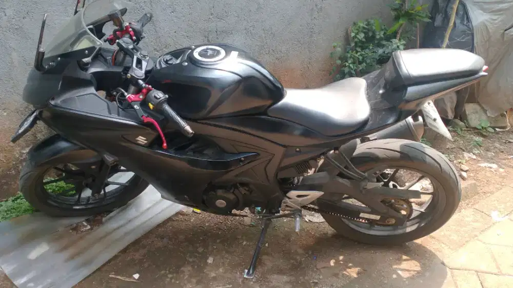 SUZUKI GSX R 150 DI JUAL /TT/BT